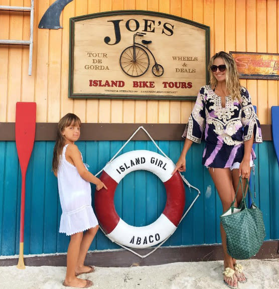 Assim que chegaram no exterior, Ticiane e Rafaella capricharam nas fotos típicas de turistas. Com traje de praia curtinho, a apresentadora de TV chamou a atenção por conta da beleza e da boa forma. “Ilha da Disney no Caribe”, escreveu a namorada do jornalista César Tralli, 45. (Foto: Reprodução/Instagram)