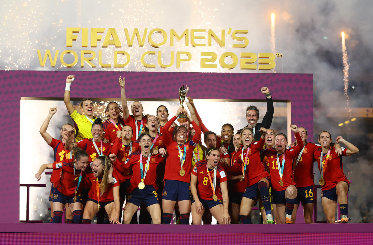 Spain players celebrate with the trophy after winning the 2023 Women's World Cup over England. (REUTERS/Hannah Mckay)