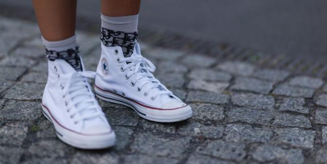 lección escribir veterano El truco viral para limpiar tus zapatillas de tela blancas