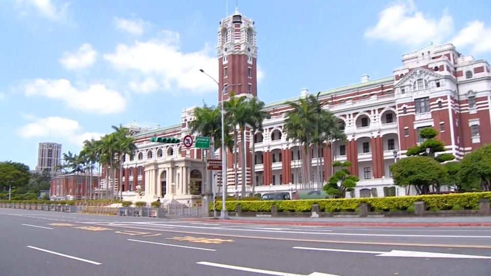 本月4日，一名重機騎士在總統府前「翹孤輪」。（圖／東森新聞）