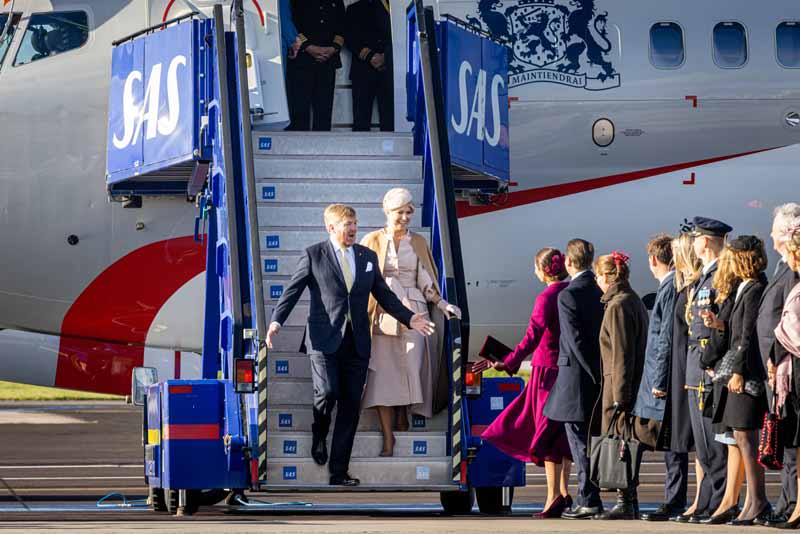 Guillermo y Máxima de Holanda llegando a Suecia