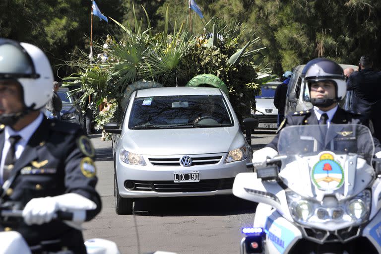 El cortejo ingresando al cementerio de la Chacarita