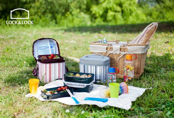 樂扣樂扣野餐組餐具一應俱全，包含叉子、湯匙、杯子、碗盤等，讓野餐分食更加方便。