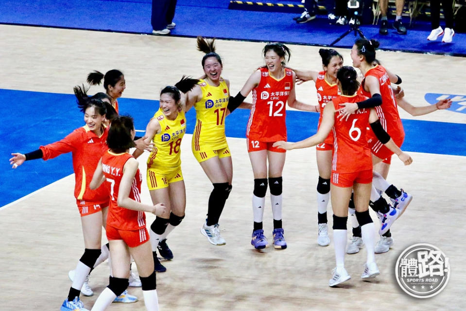 中國女排擊敗土耳其後興奮慶祝。
