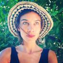 Ditching her signature cat eye, model Alexa Chung looks radiant in this vacay selfie.