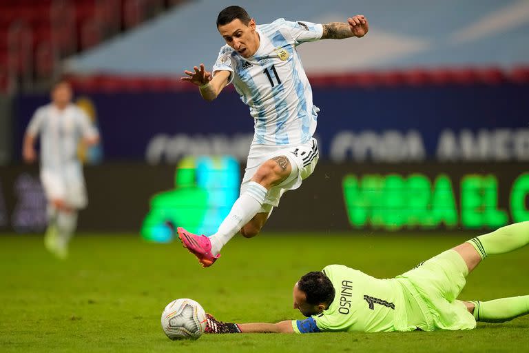 Angel Di María elude a David Ospina; fue en la jugada que Argentina no pudo convertir a pocos minutos del final