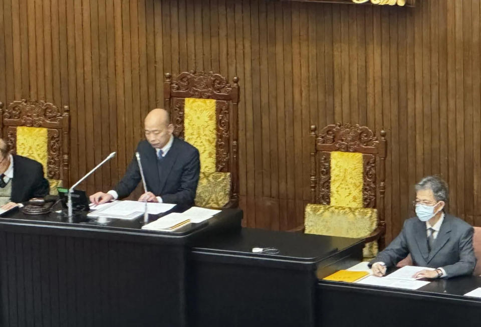 <strong>韓國瑜院長左手邊的「國賓席」是總統或國賓蒞臨發表演講時設特別席（攝自中天新聞）</strong>