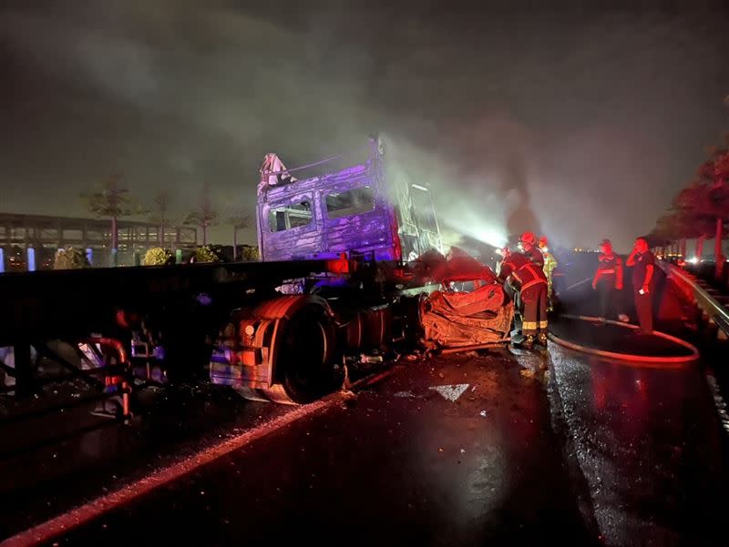 國道1號北向352.8公里處昨晚發生追撞火燒車事故，女駕駛逃生不及被燒成焦屍。（圖／翻攝畫面）