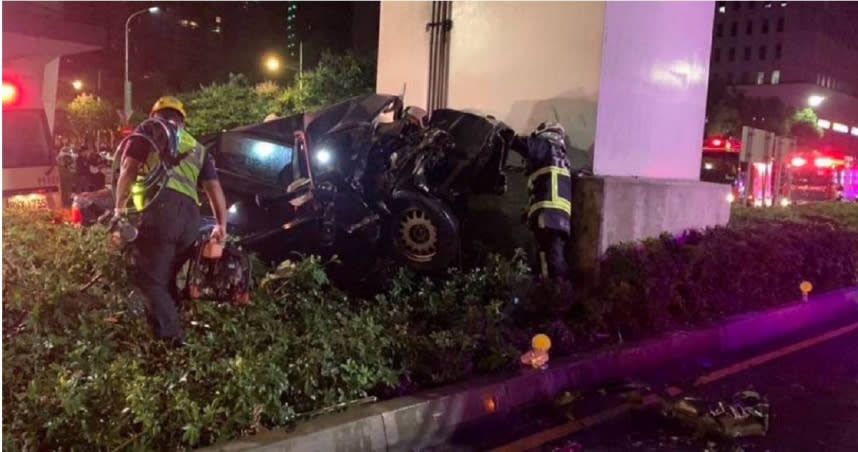台中市凌晨發生車禍事故，1輛BMW因不明原因自撞分隔島和橋墩，造成1人死亡。（圖／翻攝畫面）