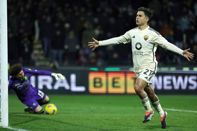 Paulo Dybala festeja su gol de penal, con el arquero mexicano Ochoa caído