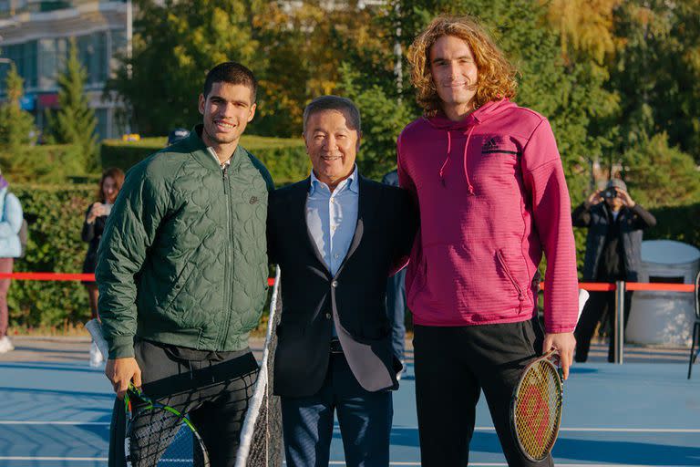 Bulat Utemuratov, con Carlos Alcaraz y Stefanos Tsitsipas, durante el torneo de esta semana en Astana
