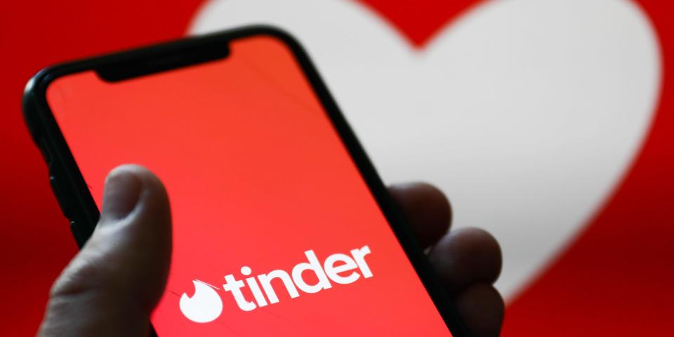 Junge Berufstätige in China nutzen Tinder bei ihrer Jobsuche. - Copyright: NurPhoto/Getty Images