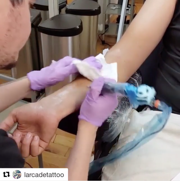 <p>C’est ici au tour de @larcadetattoo d’envoyer une vidéo de séance de air tattoo. Le cobaye n’a finalement pas l’air de trop souffrir. (Crédit : Instagram @airtattoos) </p>