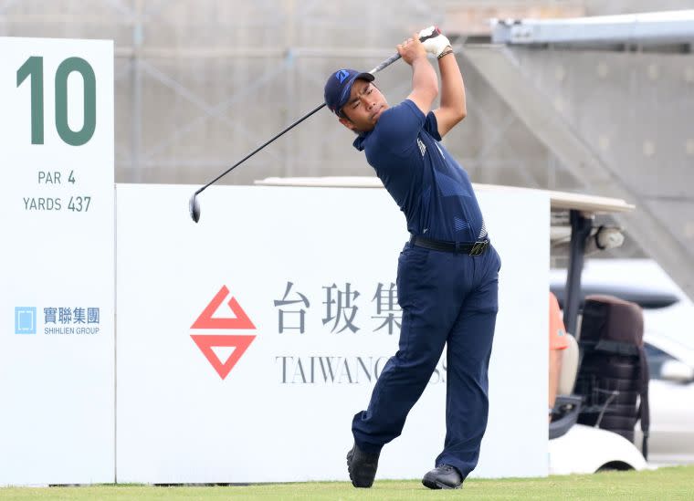 第三回合日本比嘉一貴(-7)並列第二。鍾豐榮攝