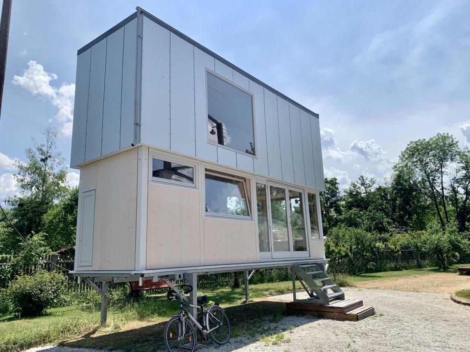 Das Tiny House von Vagabundo Living besteht aus zwei Etagen, die für den Transport ineinandergeschoben werden können. - Copyright: Julia Poggensee