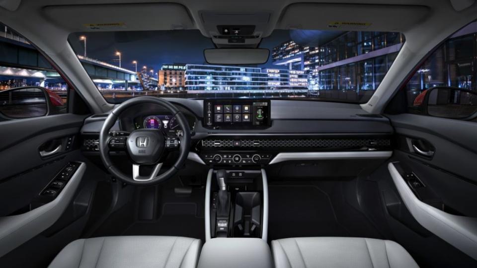 內裝看齊Civic風格，但導入更多豪華材質，且頂規車型還搭載Google車機。(圖片來源/ Honda)