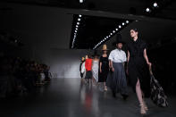 <p>Direkt im Anschluss an die New York Fashion Week findet die Herbst-/Winterausgabe der London Fashion Week vom 16. bis 20. Februar statt. Von etablierten Luxusmarken wie Burberry und Pringle Of Scotland bis hin zu Newcomern wie Peter Pilotto und Richard Malone gibt es hier einiges zu entdecken. Im September wird die zweite London Fashion Week 2018 veranstaltet.<br> (Bild: Invision/AP Photo) </p>