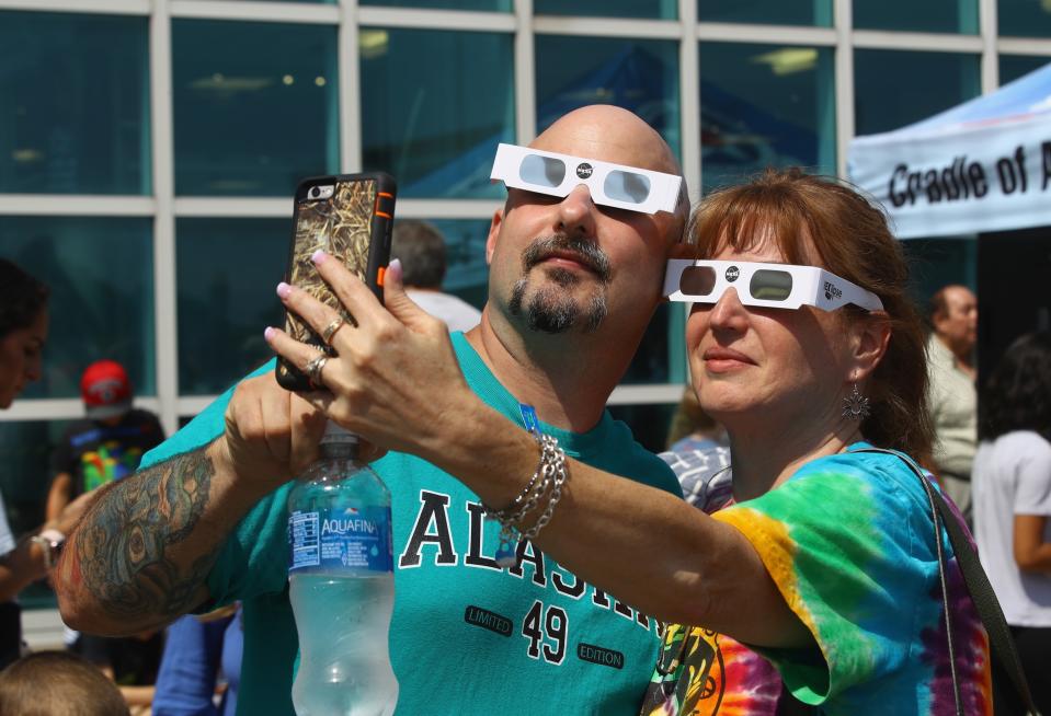 La obsesión compulsiva por hacerse seilfies tiene nombre ‘selfitis’. (Photo by Bruce Bennett/Getty Images)