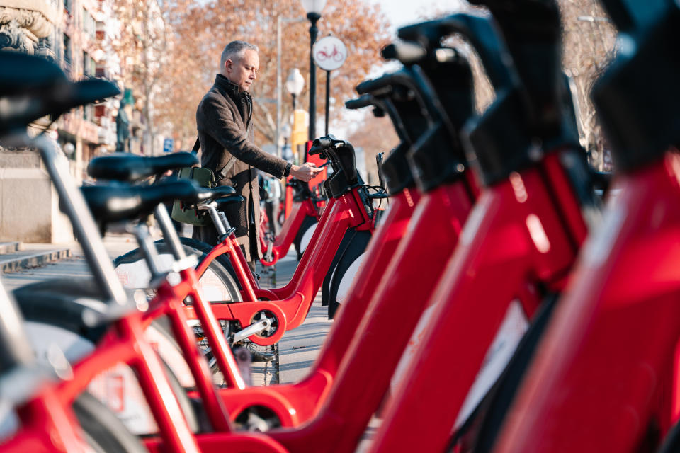 Las bicicletas eléctricas para alquilar se han convertido en un medio de transporte muy habitual en algunas ciudades. Foto: Getty Images. 