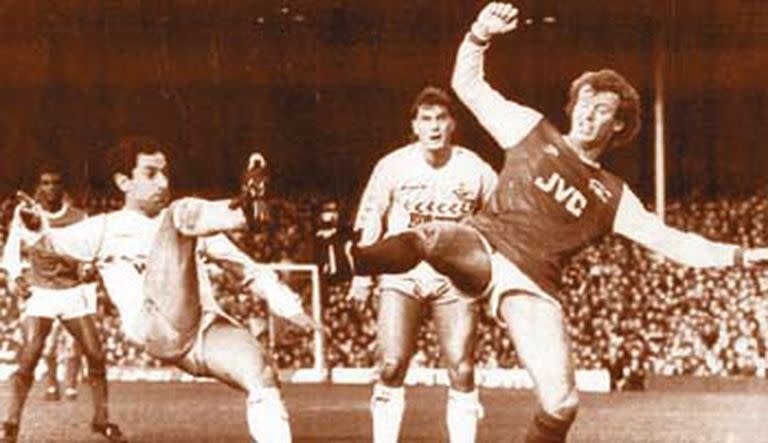 Ardiles en Wembley, vistiendo la camiseta de Tottenham Hottspurs, con la que logró admiración y prestigio en Inglaterra; el rival, Arsenal, en 1986
