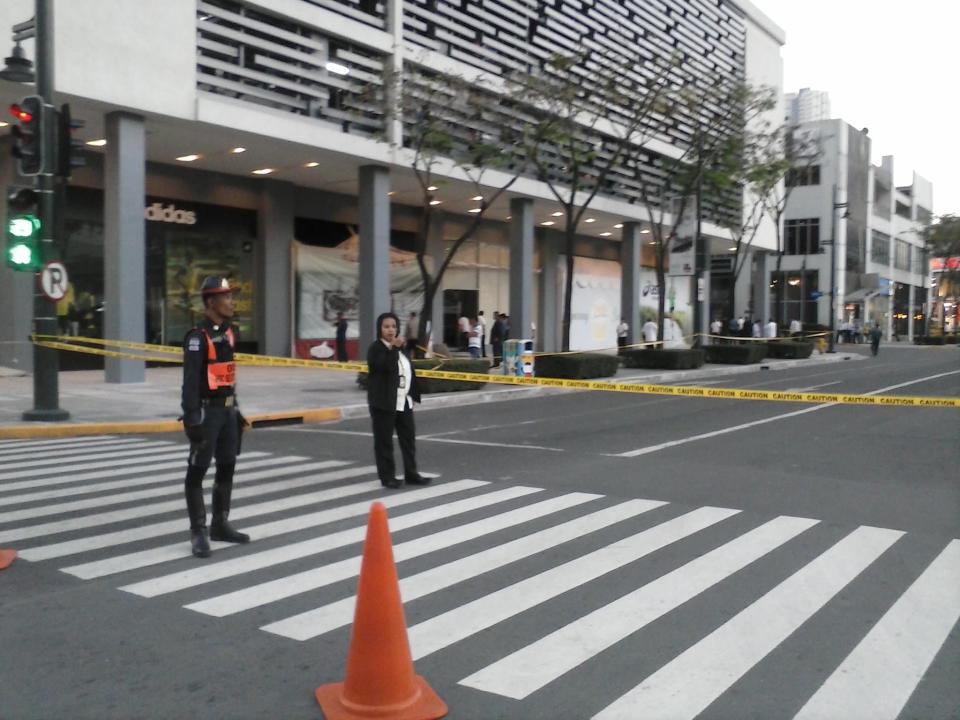 Authorities close the blast site in Bonifacio Global City, Taguig to the public. Photo by Sid Ventura