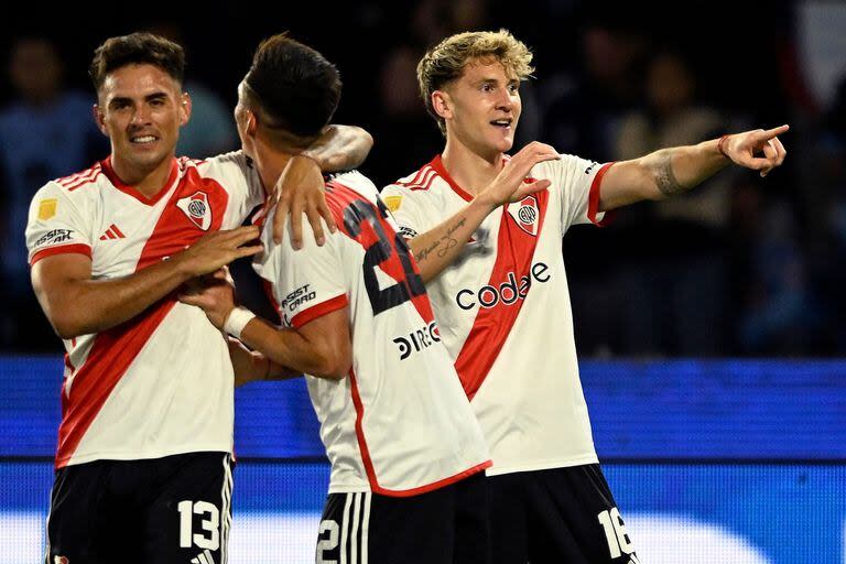 Facundo Colidio festeja con Enzo Díaz y Kranevitter el gol agónico que anotó para darle el triunfo a River ante Belgrano, en Córdoba