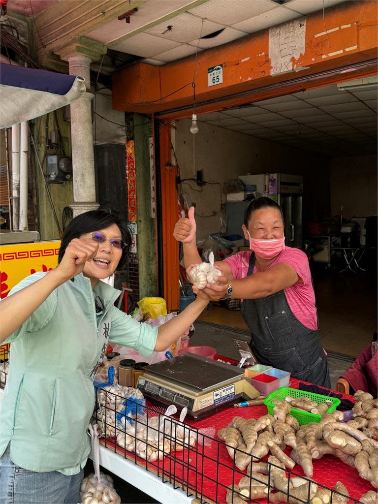 林岱樺展現高人氣  林園魚市場拜票加油凍蒜聲不絕於耳