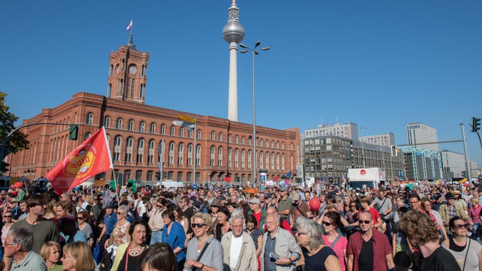 Teilnehmer der Kundgebung gegen Rassismus ziehen am Roten Rathaus vorbei. Foto: Paul Zinken