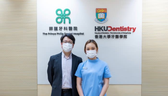 港⼤牙醫學院助理院長(創新)徐傑漢博⼠（左）對於吳鍶淇同學（右）獲獎感到⾼興！