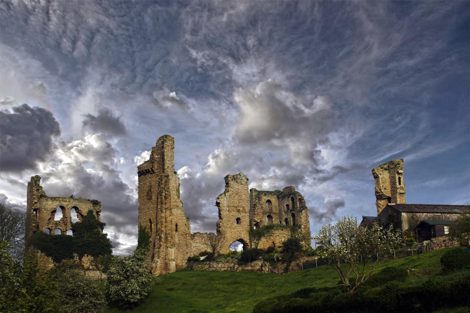 Historical estate goes on the market with castle ruins once the home of Richard III and Henry VIII