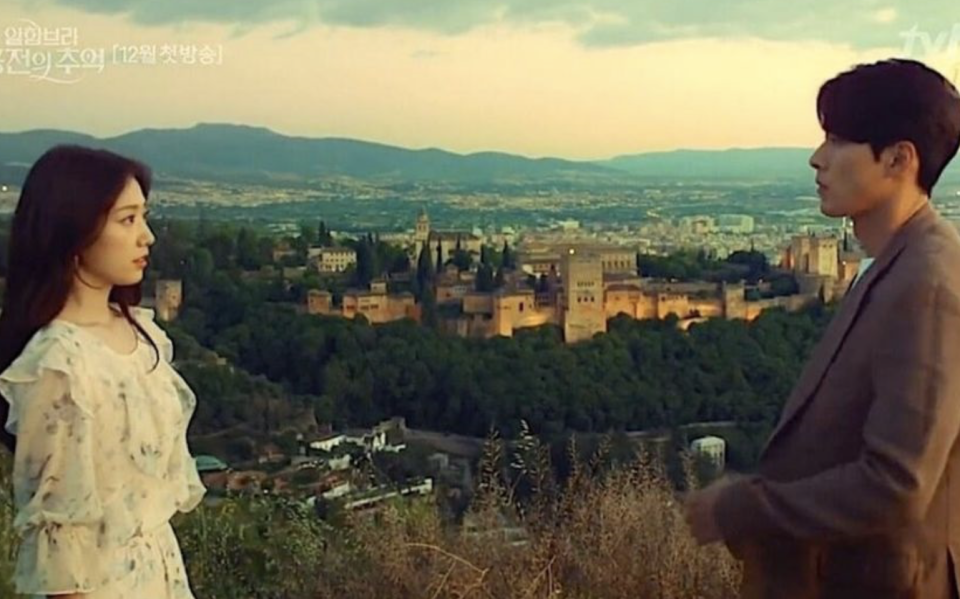 Memories of Alhambra è un ameno show a sfondo vagamente cyberpunk: girato in Spagna, indaga i limiti della realtà aumentata.