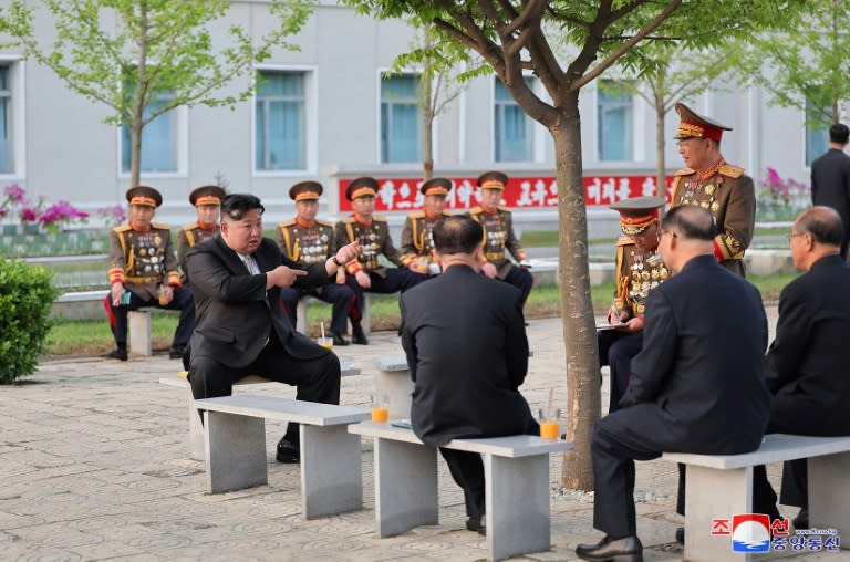 El líder norcoreano, Kim Jong Un (izq.), visita la Universidad Militar Kim Il Sung, en Pyongyang, el 25 de abril de 2024 para conmemorar el 92º aniversario de la fundación del ejército de Corea del Norte (Str)