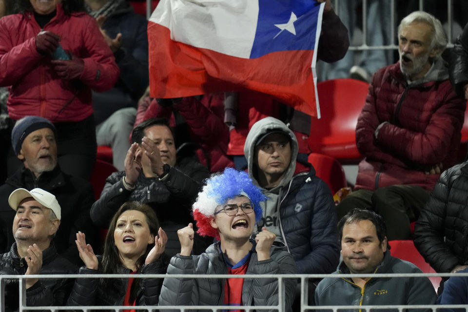 Fanáticos siguen la final single de tenis de los Juegos Panamericanos en Santiago, Chile, domingo 29 de octubre, 2023. (AP Foto/Dolores Ochoa)