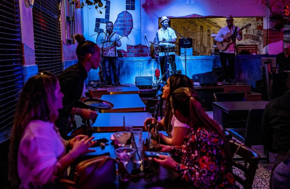 Los clientes disfrutan de la música en vivo en Café Mi Vitrola en Miami Lakes, el jueves 03 de febrero de 2023.