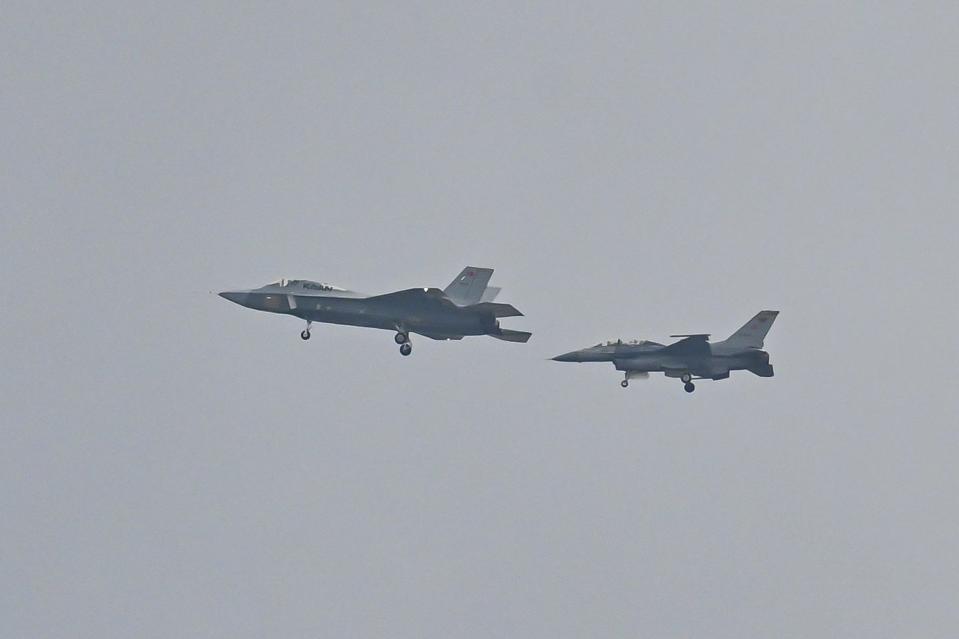 turkish fighter jet kaan conducts maiden flight escorted by f 16d