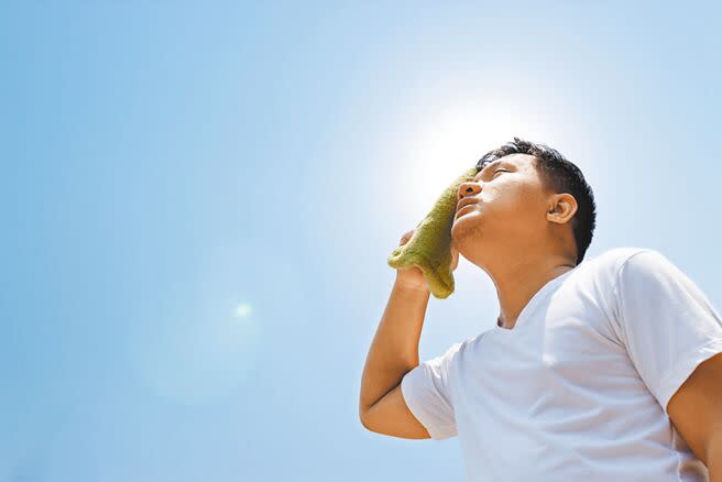 今年夏天創下酷熱高點，醫師提醒民眾出門前注意天氣預報，避免早上10時至下午2時在大太陽下工作；若出現口渴表示身體已是脫水狀態，得立即補充水分。（本報資料照片）