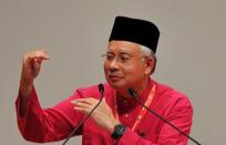 The Malaysian Prime Minister resorts to sign language to get his message across.