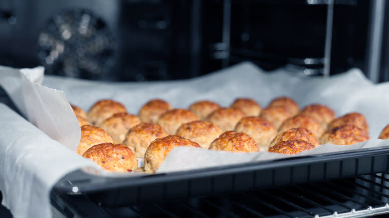 Baking meatballs in an oven
