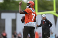 Cleveland Browns quarterback Jacoby Brissett looks to throw during an NFL football practice in Berea, Ohio, Sunday, Aug. 14, 2022. (AP Photo/David Dermer)