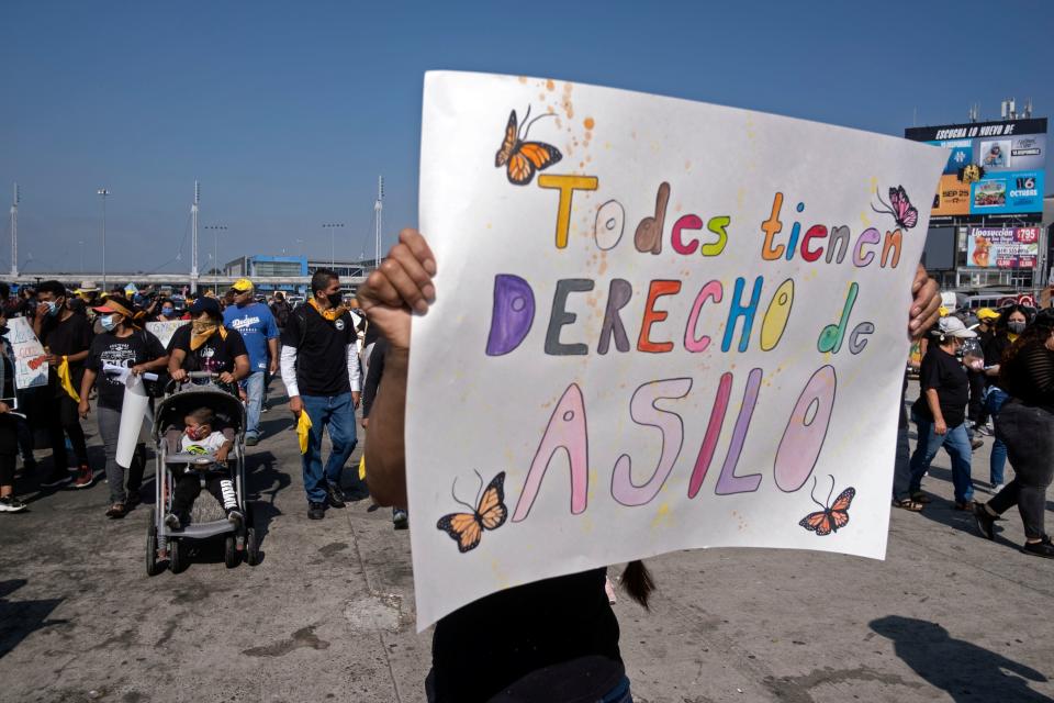 Protesta de migrantes y activistas por los derechos humanos en el cruce fronterizo de San Ysidro, en Tijuana. (Photo by Guillermo Arias / AFP) (Photo by GUILLERMO ARIAS/AFP via Getty Images)