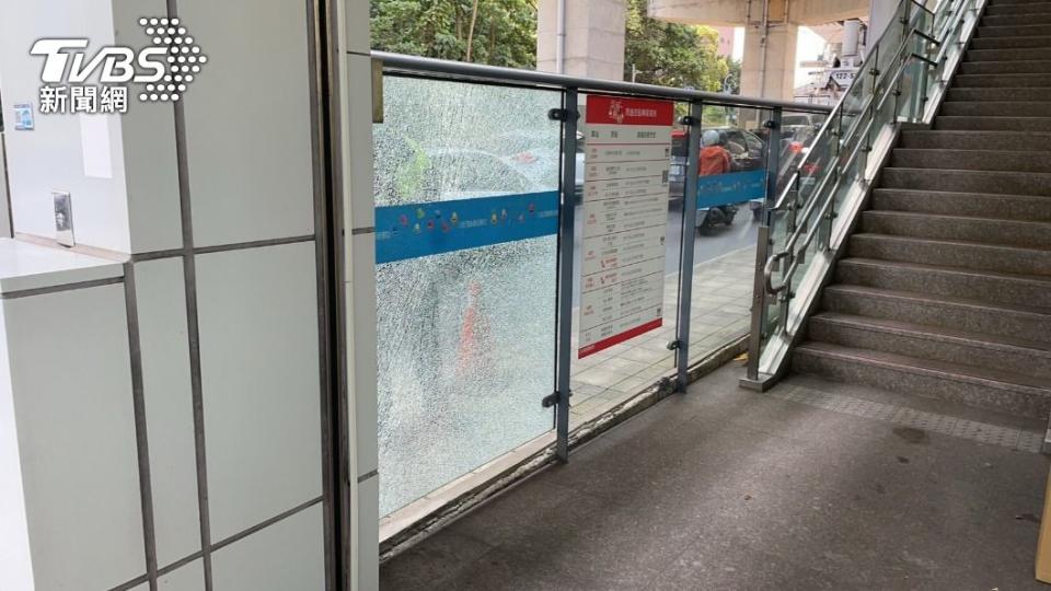 輕軌站體玻璃也被破壞。（圖／TVBS）