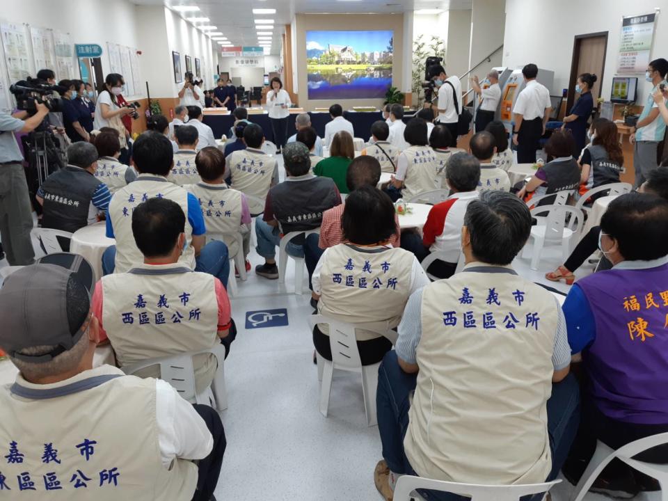 嘉義慈濟診所開幕，過半數嘉義市里長前往祝賀。   圖：蔡坤龍/攝