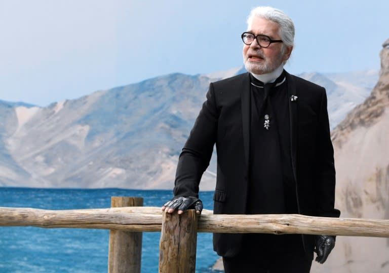 El diseñador de moda alemán Karl Lagerfeld saluda al público al final de un desfile de la casa Chanel el 2 de octubre de 2018 en París (Bertrand Guay)