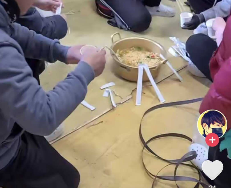 影片中還有出現韓國人經常用的黃銅泡麵鍋與紙杯吃泡麵，更加落實這個工廠是在韓國。（圖／翻攝自fmkorea論壇）
