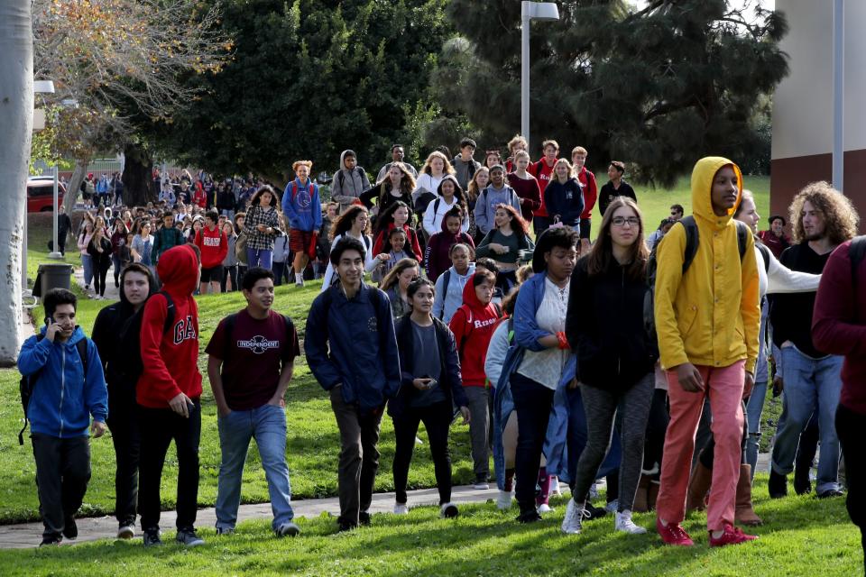 <p>Estudiantes del instituto Redondo Union protestan en contra de las armas con motivo de la protesta nacional que se celebra hoy en contra de la violencia con armas en la playa Redondo en California (Estados Unidos) hoy, 14 de marzo de 2018. Estudiantes, profesores y padres realizan un paro nacional de 17 minutos en memoria de las 17 personas muertas a tiros el pasado 14 de febrero en un instituto de Parkland, en el sur de Florida, y en demanda de un mayor control de venta de armas. EFE/ Andrew Gombert </p>