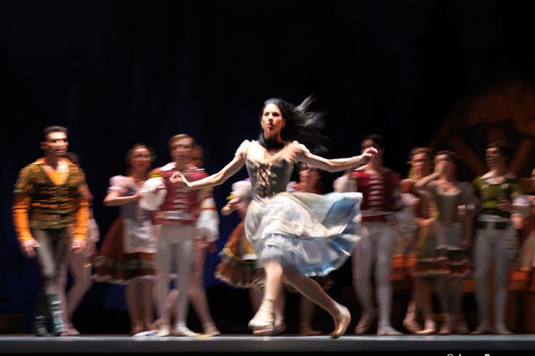 Dice Paloma Herrera: “Giselle es un ballet tan importante y con tantas grandes figuras que en la historia lo habían marcado, que quise llegar a él sin preconceptos. No lo tenía idealizado, fui ir de cero y ver qué salía de mí”. Comenzó a bailarlo en 2001 y no se detuvo hasta la noche de su despedida de los escenario tras una carrera internacional de más de 25 años