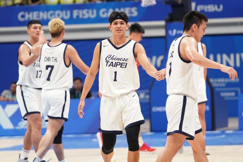台灣男籃昨晚在成都世大運小組預賽以97比84逆轉擊敗地主中國，收下首勝。（大專體總）