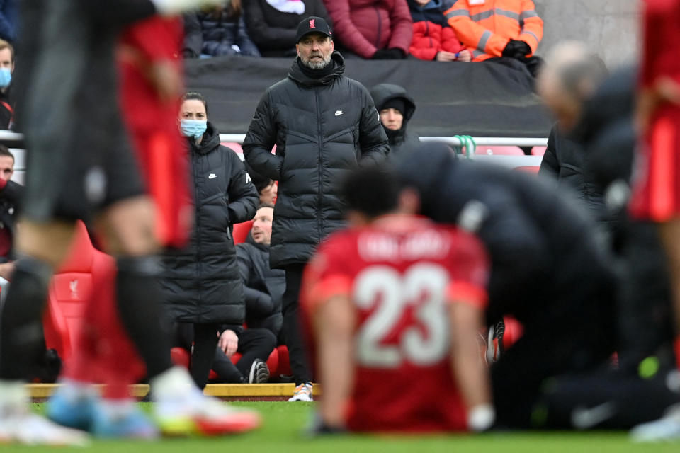 El entrenador del Liverpool, Jurgen Klopp, observa al mediocampista colombiano Luis Diaz mientras es atendido tras un golpe. (Foto: Getty Images)