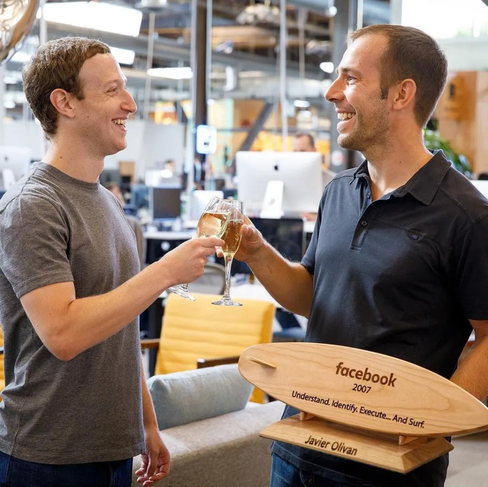 Mark Zuckerberg y Javier Oliván, en una foto del pasado compartida por el gurú tecnológico