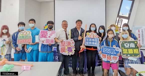 南市教育局長鄭新輝探訪安南國中思源班，為學生加油打氣勉勵認真學習。（記者李嘉祥攝）